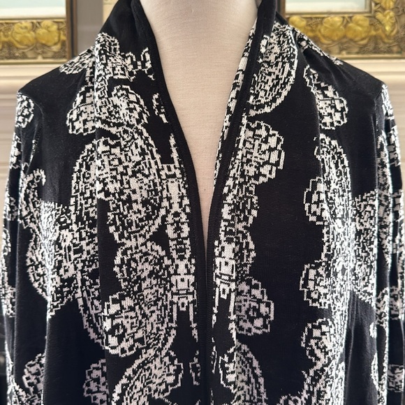 NWT “New York & Company” blk & white asymmetrical hem sweater - Picture 2 of 5